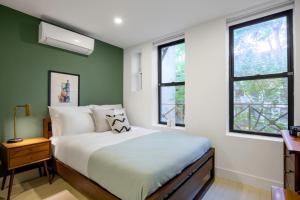 E Village Studio w renovated virtual doorman NYC-316