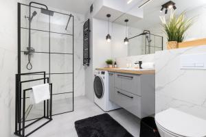 Butterfly Apartment with Parking by Noclegi Renters