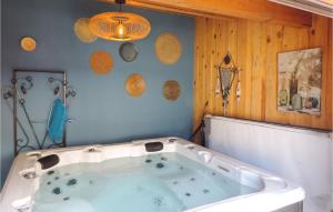 Maisons de vacances Beautiful Home In Aubignan With Outdoor Swimming Pool, Wifi And 2 Bedrooms : photos des chambres