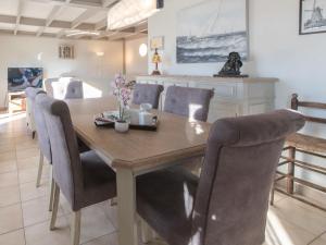 Holiday Home Vissershuisje nr- 213 by Interhome