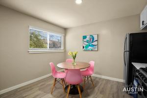 7-Minute Walk to Deep Eddy Pool, Parking, and Grill