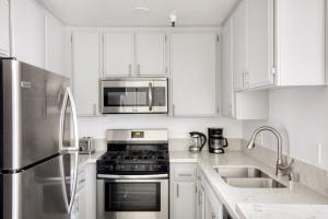 Sherman Oaks 1BR nr Ventura Blvd shops TJ WF LAX-497