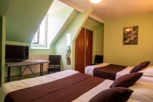 Hotels Hotel du Commerce : Chambre Quadruple