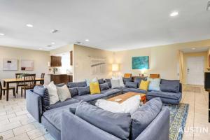 Feels Like Home, Beautiful Yard Near The Domain