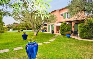 Maisons de vacances Maison de 3 chambres avec vue sur la ville piscine privee et jardin amenage a Orange : photos des chambres