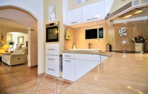 Maisons de vacances Maison chaleureuse a Orange avec piscine privee : photos des chambres