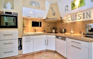 Maisons de vacances Maison chaleureuse a Orange avec piscine privee : photos des chambres