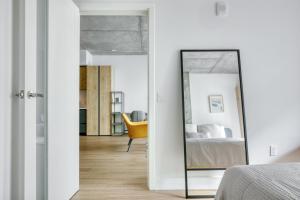 Downtown 1BR w Pool Gym WD nr Staples Center LAX-544