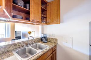 Sherman Oaks 1BR w Gym Pool nr Ventura Blvd LAX-461