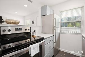 Great Clarksville Condo Near W 6th plus Free Parking