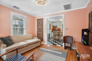 Walk to Lady Bird Lake from Perfectly Quaint Home