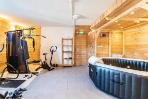 Maisons de vacances Maison de 12 chambres avec sauna terrasse amenagee et wifi a Vars a 2 km des pistes : photos des chambres