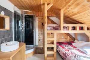 Maisons de vacances Maison de 12 chambres avec sauna terrasse amenagee et wifi a Vars a 2 km des pistes : photos des chambres