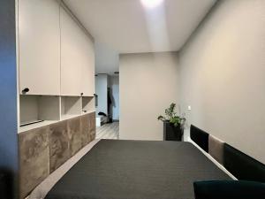 Milionowa 8 - Komfortowe Studio z Garażem i Klimatyzacją