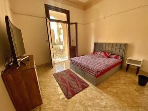 Comfy private room with big sunny balcony near cairo airport مكان مودرن للاقامة دقائق من مطار القاهرة الدولى