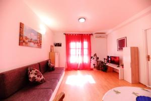 2 bedrooms appartement with sea view enclosed garden and wifi at Zadar 