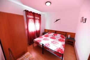 2 bedrooms appartement with sea view enclosed garden and wifi at Zadar