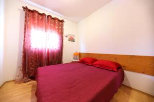 2 bedrooms appartement with sea view enclosed garden and wifi at Zadar