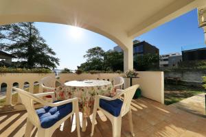 2 bedrooms appartement with sea view enclosed garden and wifi at Zadar