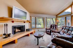 Three-Bedroom Apartment room in Willows 1716