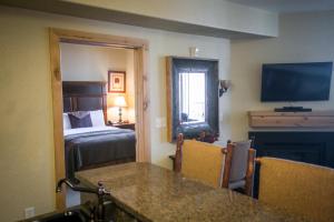 Shared Balcony Stunning Views & Steps from Slopes