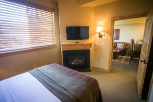 Shared Balcony Stunning Views & Steps from Slopes