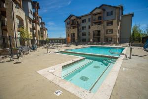 Silverado Lodge with Fireplaces and Pool Views