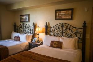Silverado Lodge with Fireplaces and Pool Views