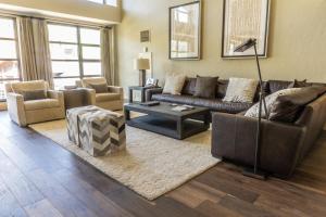 Four-Bedroom Apartment room in Grand Summit 700