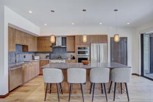 The Lion Vail- 4 BR Modern Mountain Luxury