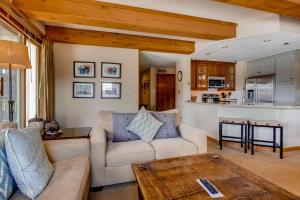 Two-Bedroom Apartment room in 2Br 2Ba Condo With Spectacular Mountain Views Condo