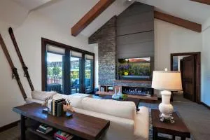 Luxury Two Bedroom Residence Steps From Heavenly Village Condo - Stateline