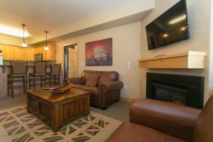 Three-Bedroom Apartment room in Silverado 329