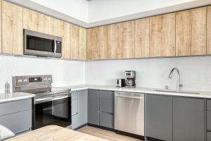 Downtown 1BR w Pool Gym WD nr Staples Center LAX-547