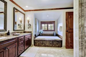 Vail Village Private 4 BR Residence w Full Kitchen