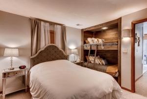 Mountain Views From This Plaza Condo - Sleeps 6 Condo