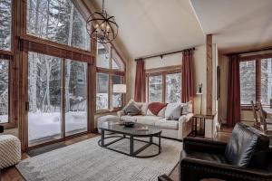 High Ceilings, Natural Light- 3 Bedroom Arrowhead Village Condo