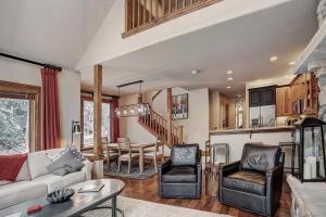 High Ceilings, Natural Light- 3 Bedroom Arrowhead Village Condo