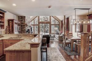 Three-Bedroom Apartment room in High Ceilings Natural Light- 3 Bedroom Arrowhead Village Condo