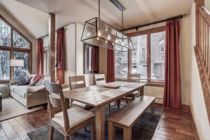 High Ceilings, Natural Light- 3 Bedroom Arrowhead Village Condo