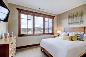 One Ski Hill Place S8322