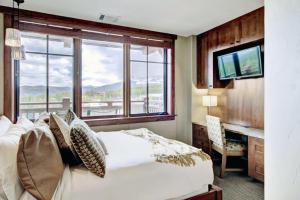 One Ski Hill Place S8322