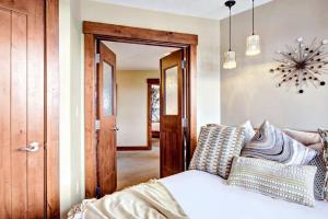 One Ski Hill Place S8322