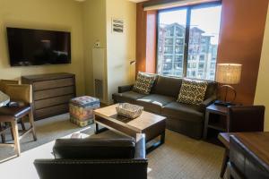 Updated Studio w Full Kitchen Spacious Living Room