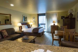 3160 Aspen Grove