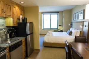 Updated Studio w Full Kitchen Spacious Living Room