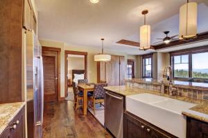 One Ski Hill Place S8414