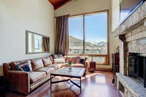 2 BR Condo at The Lodge at Vail View of Gore Range