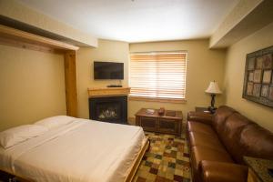 Enormous Condo with Stunning Mountain Views