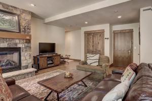 Elegant Updated 3 Bedroom Condo At One Arrowhead Place Condo